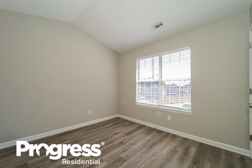 Building Photo - 2710 Luke Dr