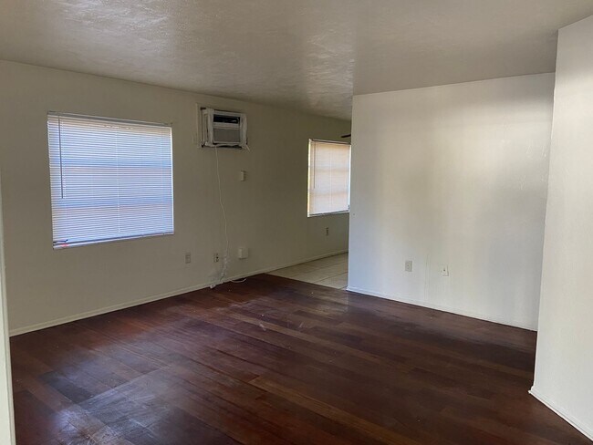 Building Photo - 2 Bed, 1 Bath Home!