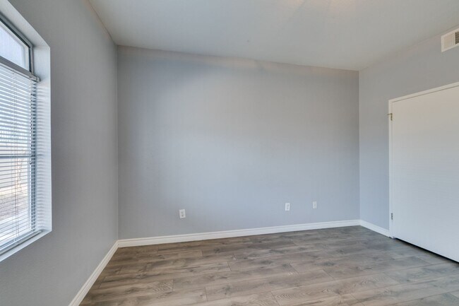 Building Photo - CUTE AND COZY 1 BEDROOM UNIT WITH TONS OF UPGRADES*COMMUNITY AMENITIES*