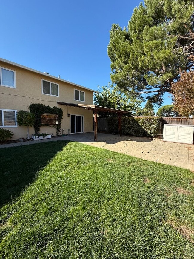 Building Photo - 290 Riverwood Cir