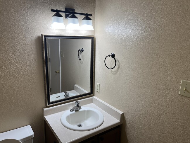 Building Photo - 4985 Butte Pl NW