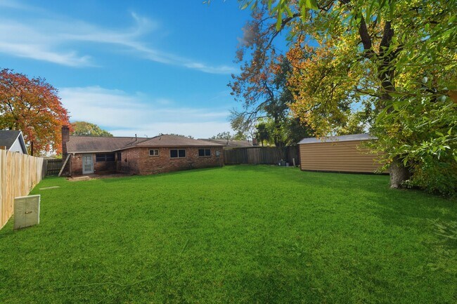 Building Photo - 122 White Cedar St