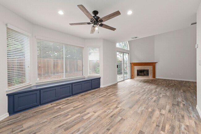 Building Photo - Newly Remodeled Townhome in Desirable Community!