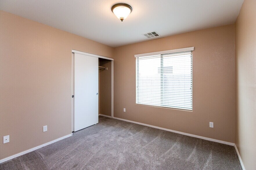 Building Photo - 3630 W Mesquite Ave
