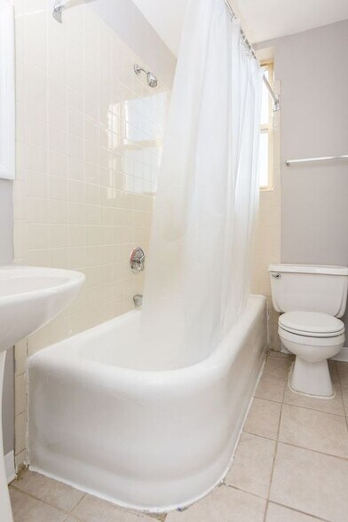 Building Photo - 7147 S Jeffery Blvd