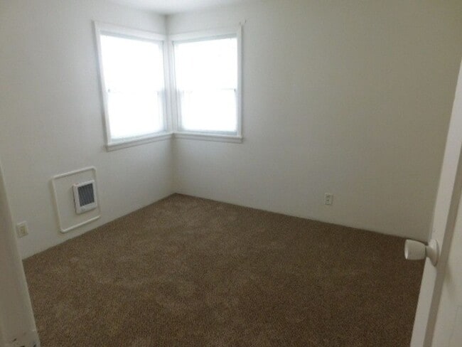Building Photo - 3Bd/1.5Ba Two Story House - Available to View!