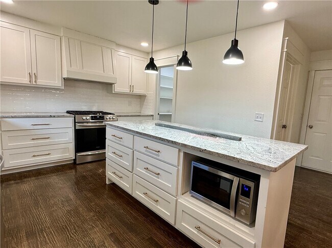 Building Photo - 101 Fox Glove Ln