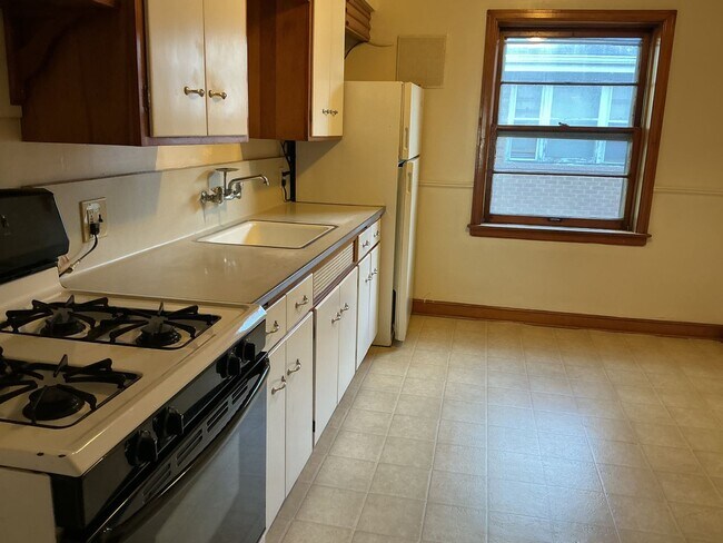 Building Photo - 2865 N Hartung Ave