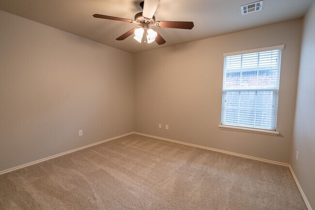 Building Photo - Beautiful 3 bed / 2 bath in New Tulsa!