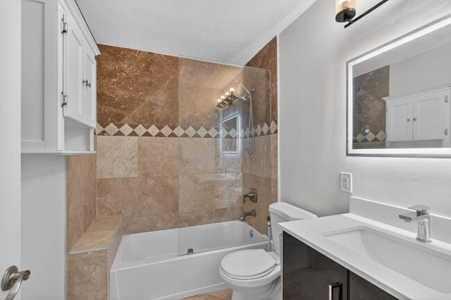 Building Photo - 2213 NE 16th St