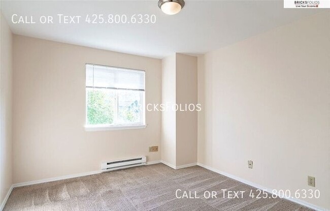 Building Photo - Bright & Modern End-Unit Townhome with Pool and Fitness Center