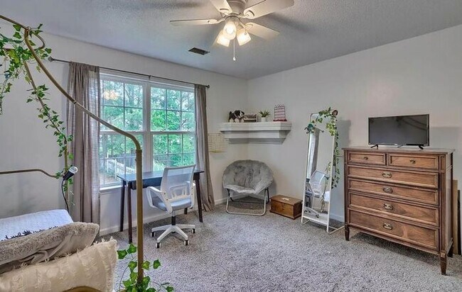 Building Photo - 189 Hester Woods Dr