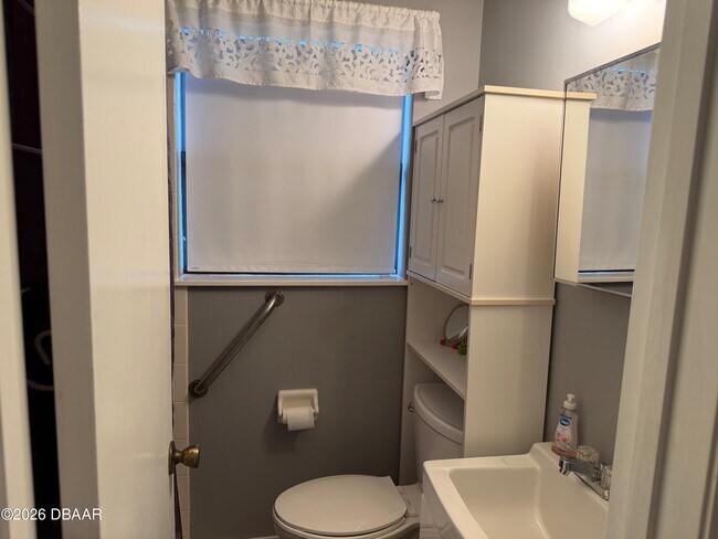 Building Photo - 604 Robin Rd