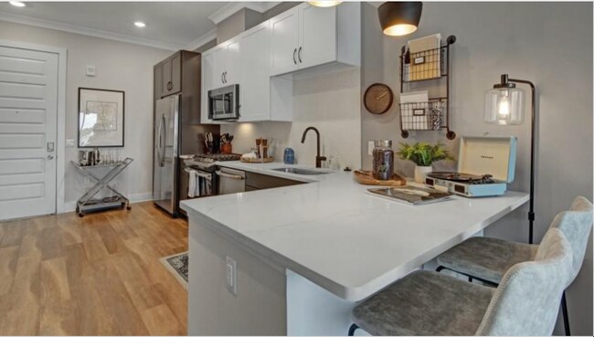 Building Photo - 719 8th Ave S