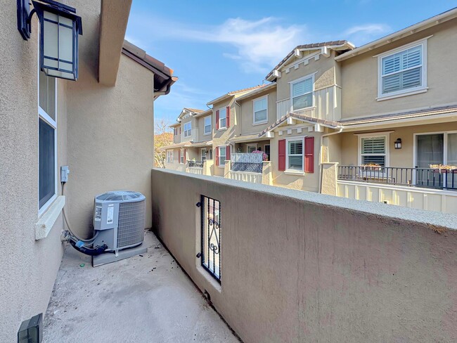 Building Photo - Beautiful 2B/2.5BA Townhouse in San Marcos!