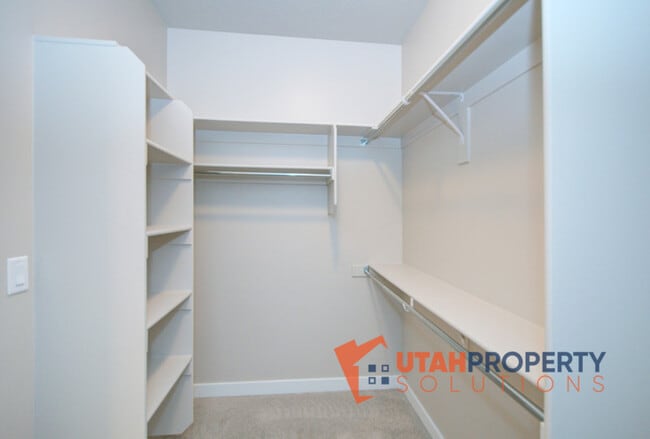 Building Photo - 5002 Evergreen Ln