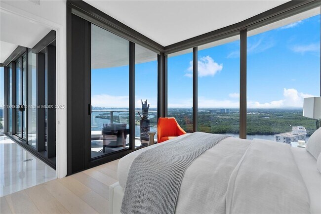 Building Photo - 15701 Collins Ave