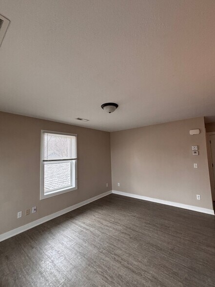 Building Photo - 84 Curtice St E