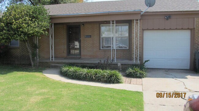 Primary Photo - 2 bedroom/1 bathroom - Centrally Located i...