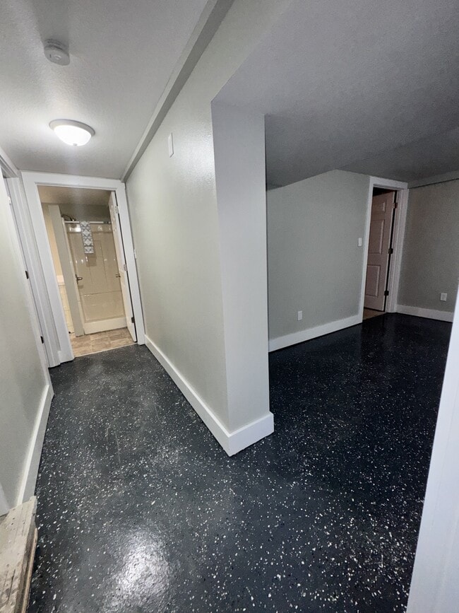 Building Photo - 600 NE 51st Pl