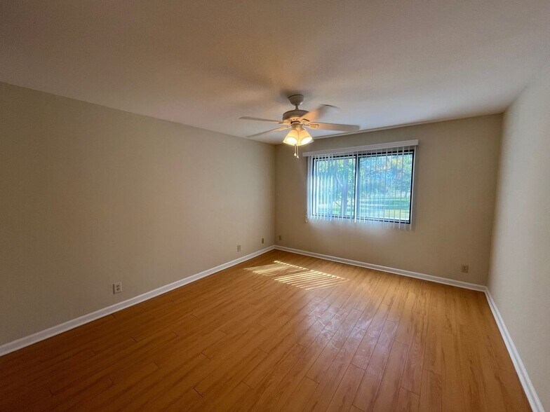 Building Photo - 430 S Niagara St