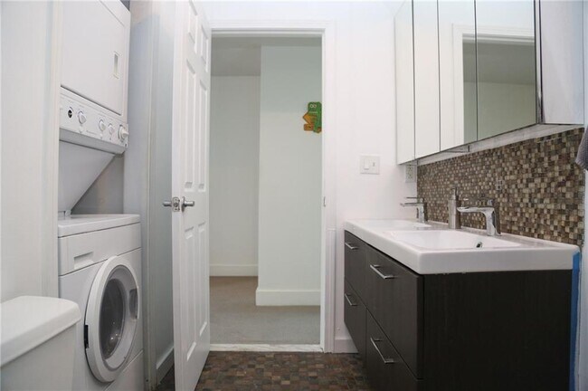 Building Photo - 74 Tell St