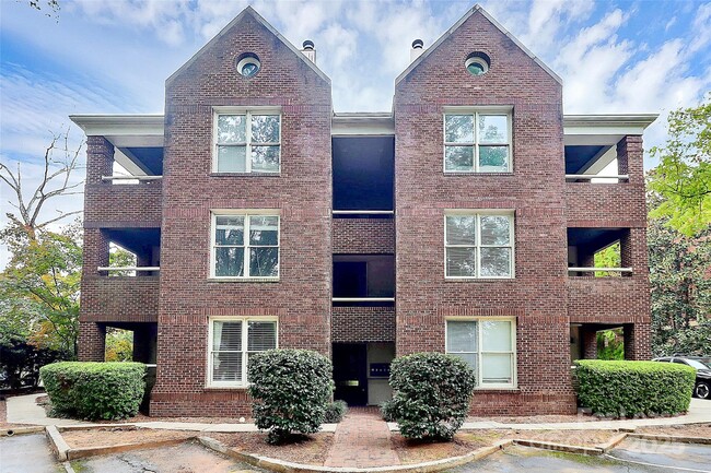 Building Photo - 2220 Roswell Ave