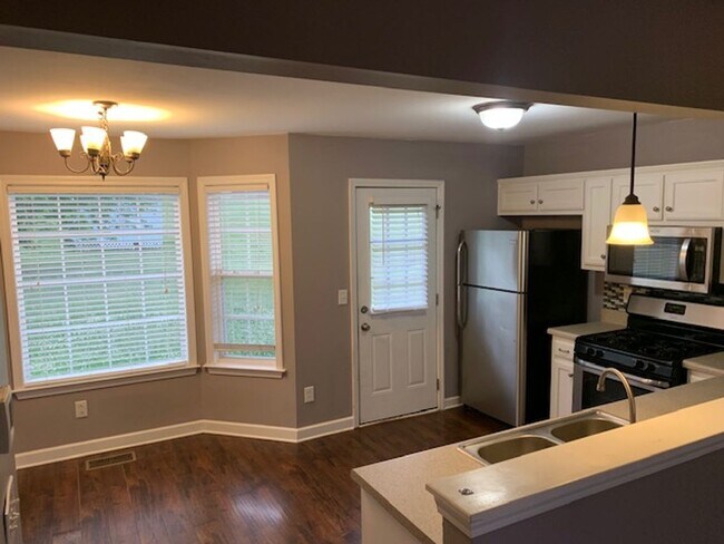 Building Photo - 2244 Dewey Dr