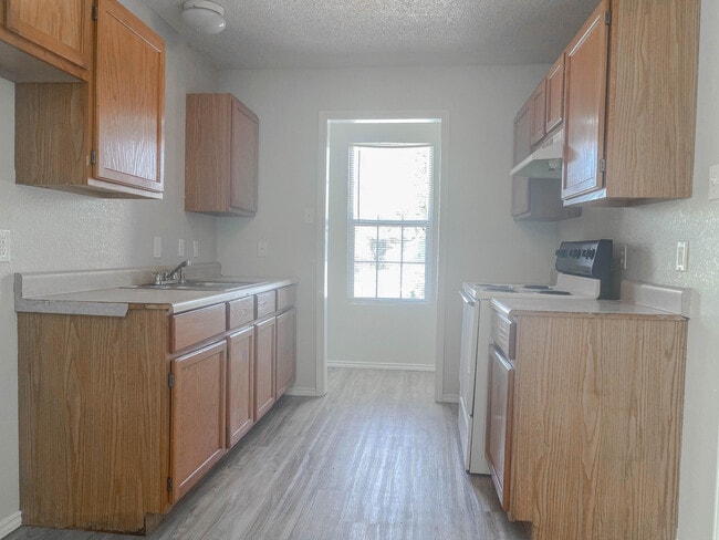 Building Photo - 804 E 77th St
