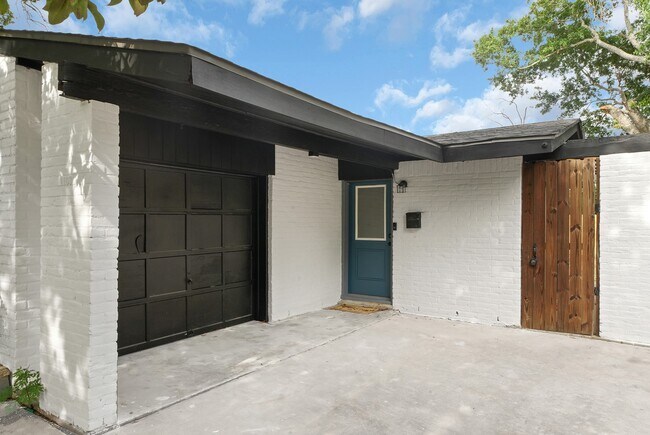 Building Photo - 11103 Greenwillow Dr