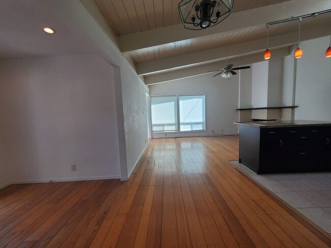 Building Photo - Kentfield 3x2 Flat + detached office, fron...