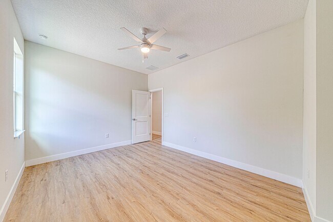 Building Photo - 241 N Pine Ave