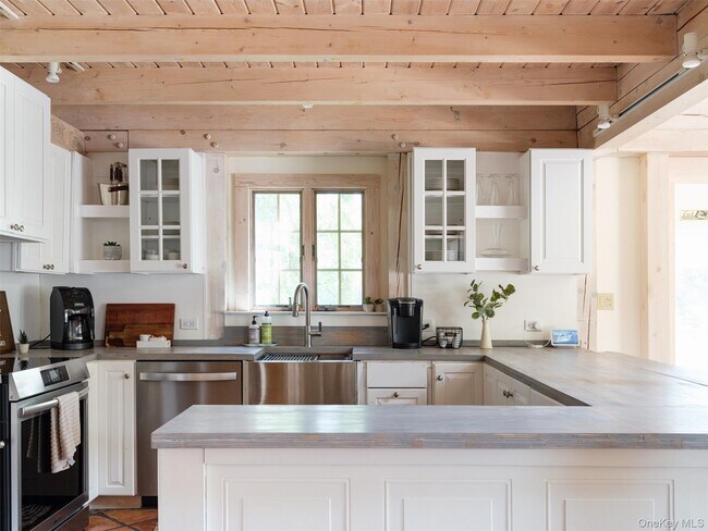 Building Photo - 121 Queechy Lake Dr