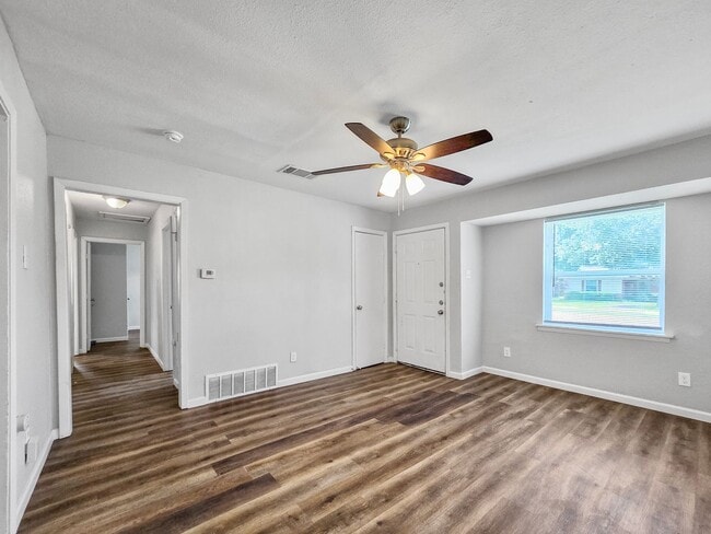 Building Photo - 3 BR/1BA | Updated Single Family Home | 1-Car Covered Parking | Gated backyard !