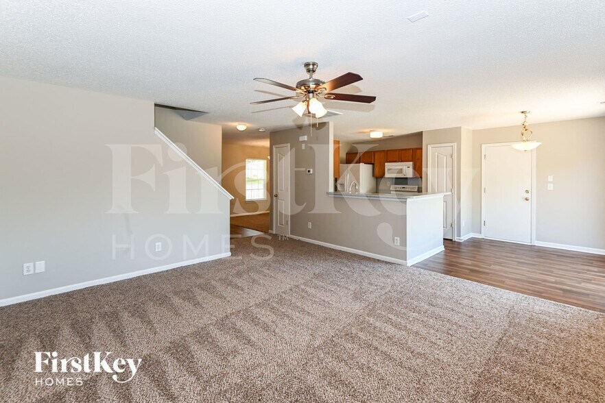 Building Photo - 8121 Chatham Oaks Dr