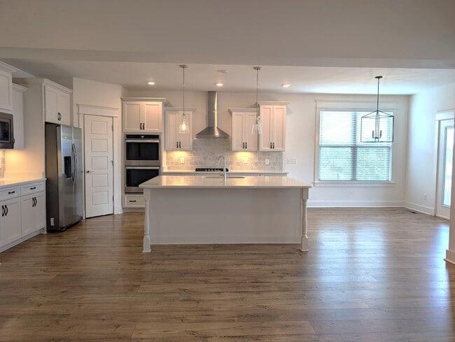 Building Photo - 2001 Largo Ct