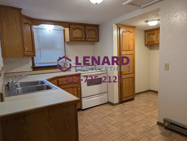 Building Photo - 2 Bedroom Home Available Now!