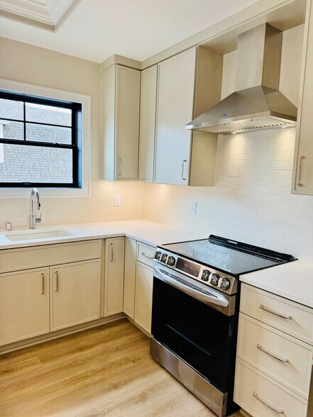 Building Photo - 117 W Wisconsin Ave