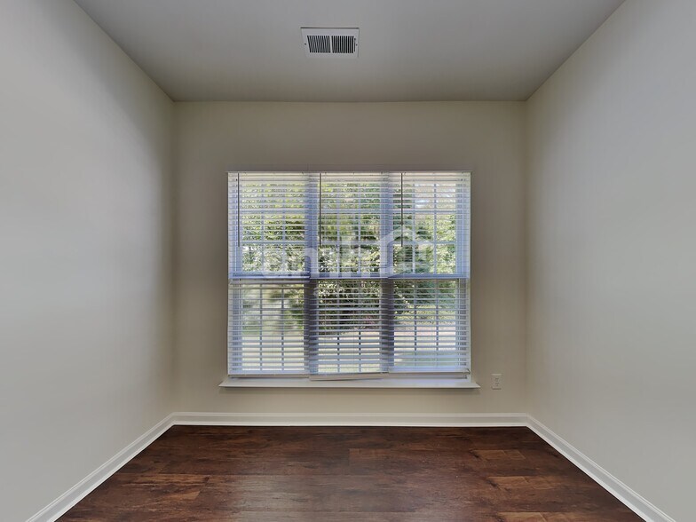 Building Photo - 1575 Pondhaven Dr