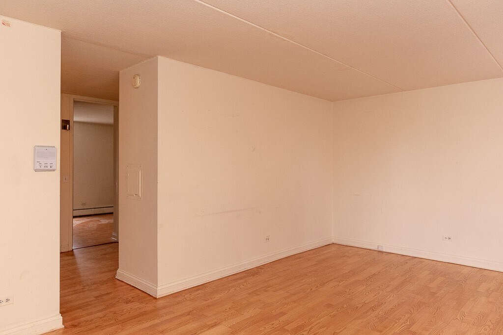 Building Photo - 629 W Wellington Ave