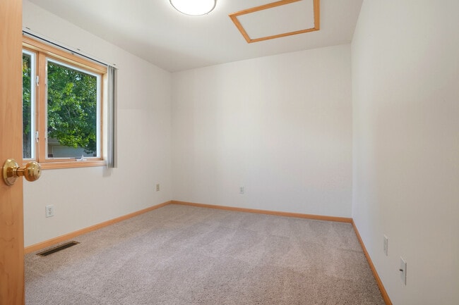 Building Photo - 8 Redtail Ct