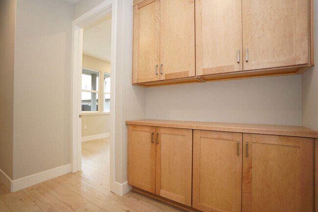 Building Photo - New Construction End Unit Luxury Townhome in Central Sunnyvale Location!