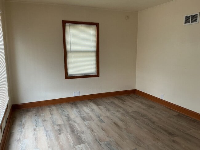 Building Photo - Comfortable 2 bedroom single family Home