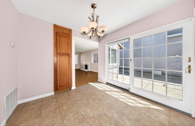 Building Photo - Updated and Move-In Ready!