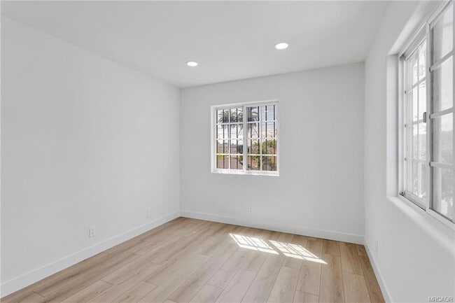 Building Photo - 348 W 83rd St