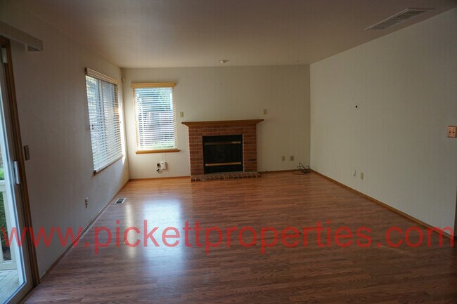 Building Photo - 12731 Plateau Cir NW