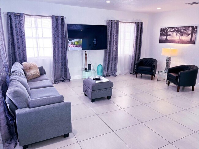 Building Photo - 4420 NW 30th Ct