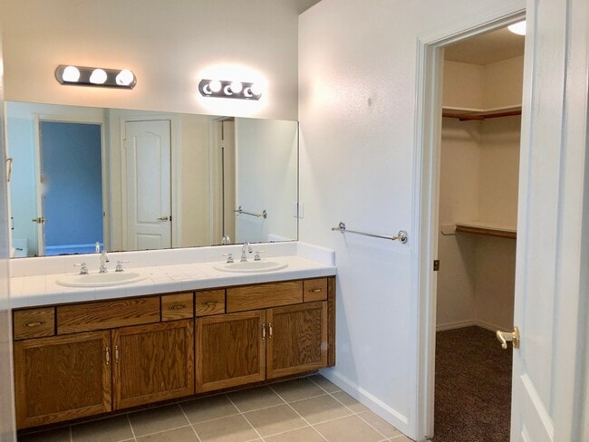 Building Photo - $2,550 Champlain & Shepherd, 4 Bedroom hom...