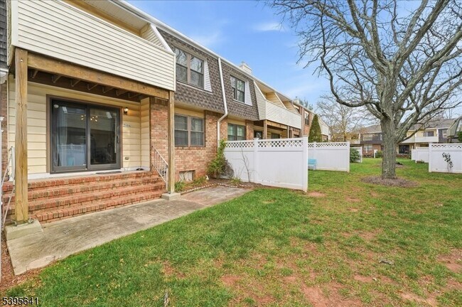Building Photo - 2606 Trafalgar Square