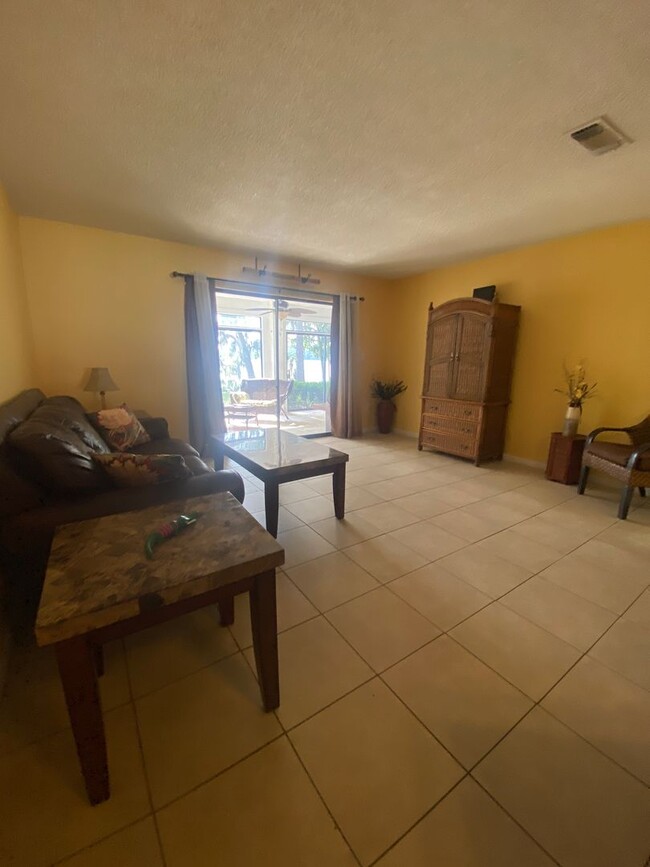 Building Photo - Beautiful Lakefront Condo!